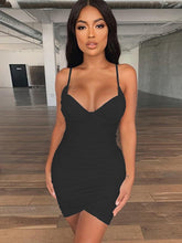 Plissee-Slider-Kleid mit tiefer Brustpartie